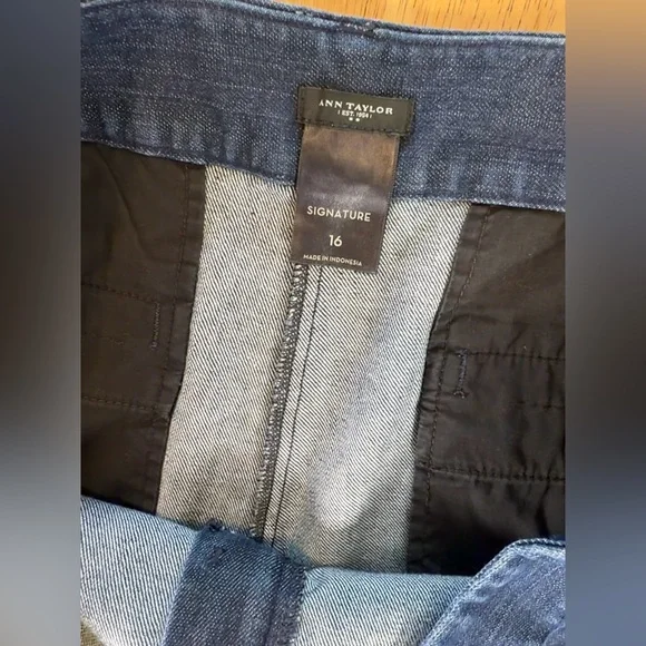 Ann Taylor Signature Women’s Blue Denim Shorts 6” inseam Plus Size 16 - Picture 3 of 9